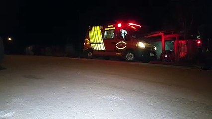 Homem tem dedo machucado após capotar carro em uma estrada rural