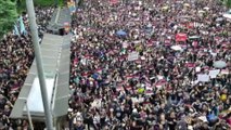 - Hong Kong’da Hükümetin Geri Adımına Rağmen Binlerce Kişi Yeniden Sokaklarda- Göstericiler Hong Kong Liderinin İstifasını İstiyor