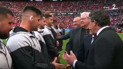 "Je peux avoir la nationalité française ?", demande un rugbyman à Emmanuel Macron lors de la finale du Top 14