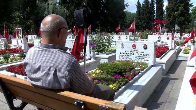 İSTANBUL- EDİRNEKAPI ŞEHİTLİĞİ'NDE BURUK BABALAR GÜNÜ
