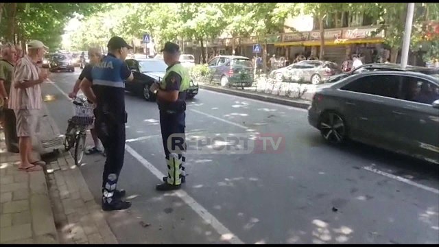Autoambulanca përplas këmbësoren në kryeqytet, pas plagëve të rënda e dërgon në spital