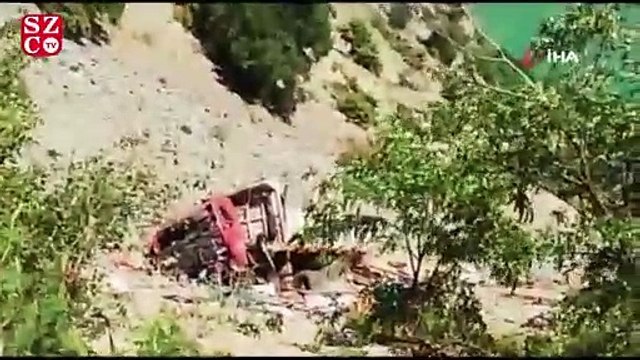 Artvin’de kamyon şarampole yuvarlandı: 1 ölü, 8 yaralı