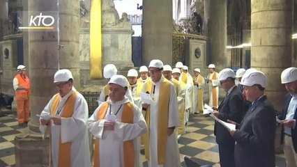 Primeira missa em Notre-Dame após incêndio