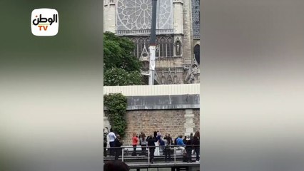 "بالخوذ البيضاء".. رجال الدين يقيمون أول قداس بكاتدرائية نوتردام