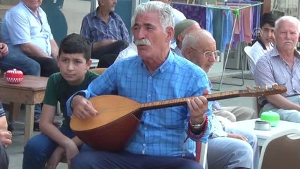 Seyyar Ozan Aşık Kamberi'den türkülerle babalar günü kutlaması