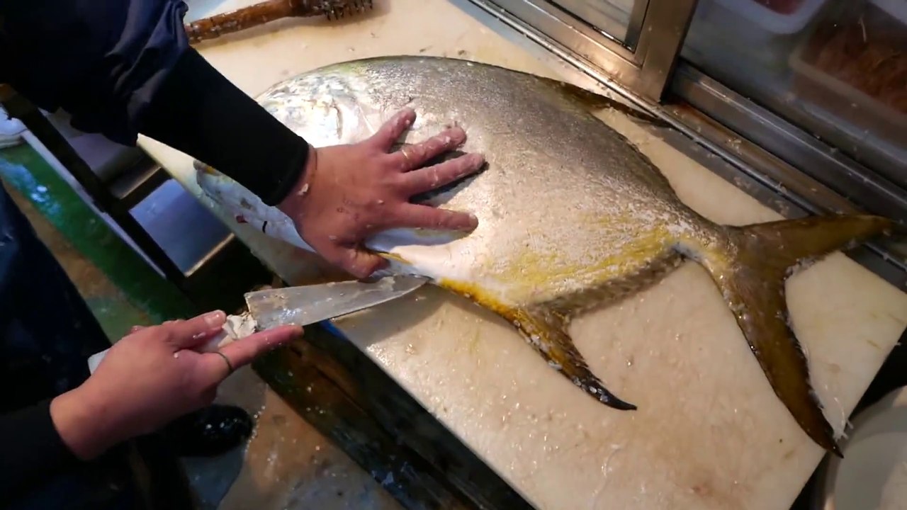 Japanese Street Food - GIANT GOLDEN POMFRET Butterfish Sashimi Okinawa Seafood Japan