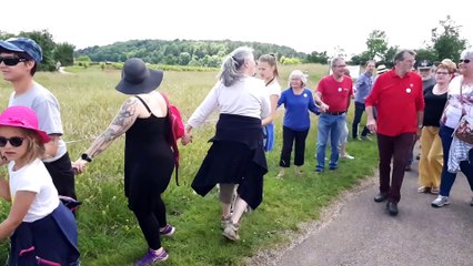 Villers-la-Faye : les opposants au projet de complexe hôtelier de luxe sur les chaumes forment une grande chaîne humaine