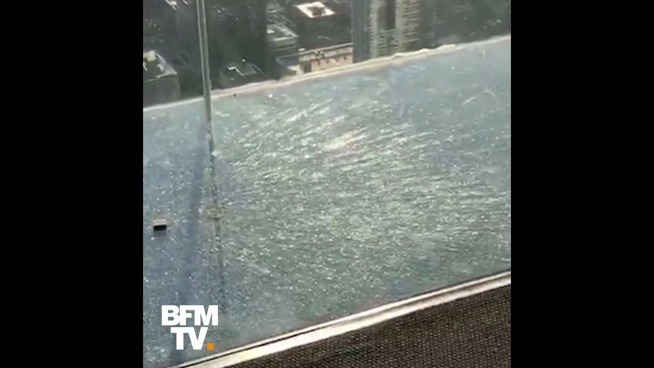 À Chicago, le plancher en verre d’une tour de 400 mètres se fissure sous les yeux des visiteurs
