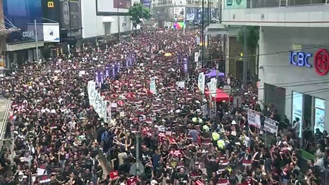 Cientos de miles vuelven a calles de Hong Kong, pese a marcha atrás del gobierno