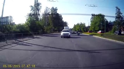 Un motard percuté par une voiture à un passage piéton