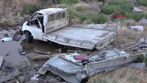 ŞANLIURFA Siverek'te işçilerin taşındığı kamyonet devrildi 6 yaralı