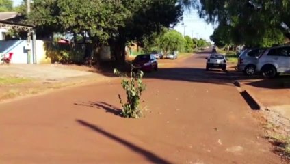 Defeito no asfalto do Jardim Clarito esconde grande buraco