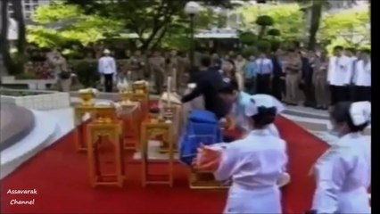 ในหลวงรัชกาลที่ 10 เสด็จฯไปทรงรับพระโอรสและท่านผู้หญิงศรีรัศมิ์ ออกจากโรงพยาบาลศิริราช 6 พฤษภาคม 2548