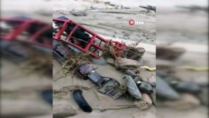 Alaşehir'de dere taştı sel suları 2 traktörü sürükledi