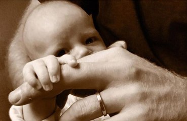 ヘンリー王子とメーガン妃、アーチー君の顔写真を父の日に初公開