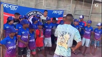 Atacante capixaba Pedro Rocha, do Cruzeiro, visita escolinha em Village do Sol