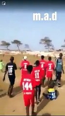 Ces enfants jouent au foot dans un cimetière