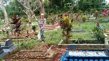 Muhammad pasang Rumput di Makam Eyang bambang dan Nenek Emy