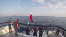 Bodrum açıklarında düzensiz göçmenleri taşıyan tekne battı, 31 kişi kurtarıldı (2)
