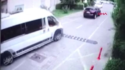 SİTE SAKİNİ KADINLA SERVİS ŞOFÖRÜNÜN KEDİ EZME KAVGASI