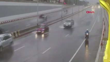 DHA DIŞ- Yağmur sebebiyle sığındıkları tünelde cip çarptı