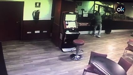 Pistola en mano y encapuchados: así actuaban los atracadores de casas de apuestas de Madrid