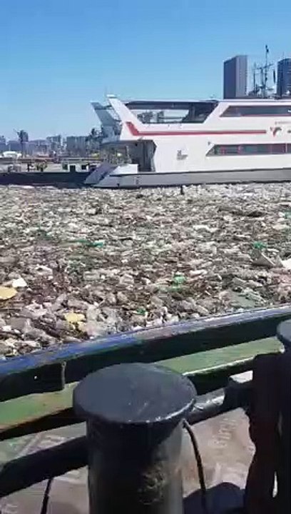 Pollution : le port est recouvert de déchets dans l'eau à Durban en Afrique du Sud