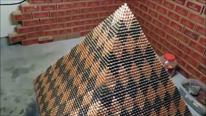 Il empile 1 million de pièces de monnaie pour faire une pyramide ! Record du Monde !
