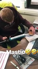 Blague : remplacer le chocolat par du mastic dans le donnut !