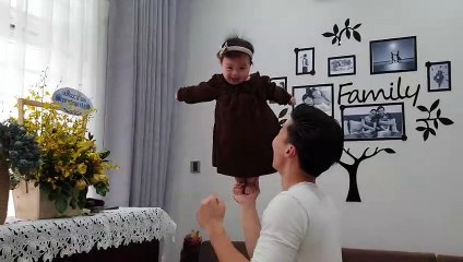 Mì Mí Tâm An đứng trên tay của Pà Pá Quốc Nghiệp khi 6 tháng tuổi