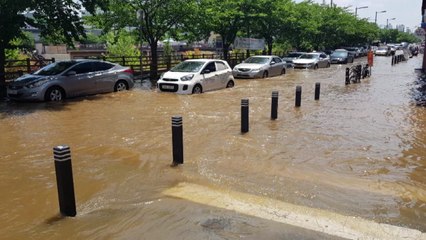 대전 목척교 인근 상수도관 누수로 도로 침수 / YTN