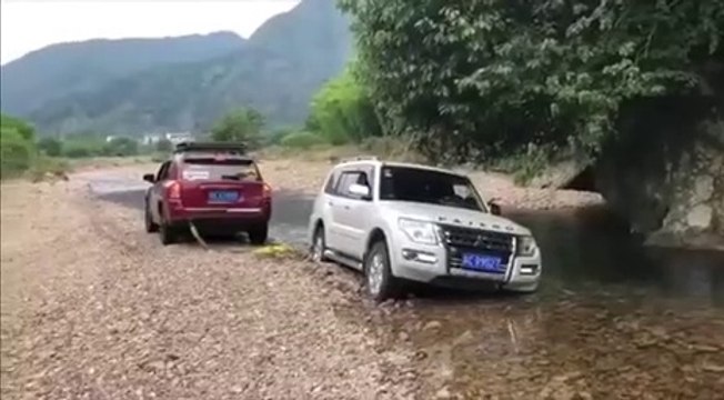 VÍDEO: Esto es lo que pasa cuando no tienes la potencia necesaria para remolcar un coche… ¡qué desastre!