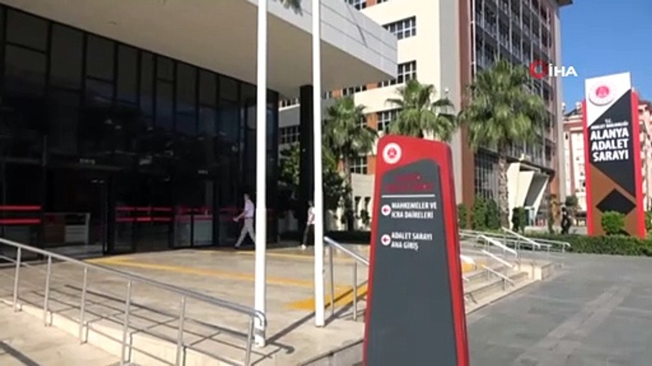 Alanya merkezli uyuşturucu operasyonunda gözaltına alınan şüpheliler adliyede