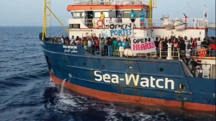 Sea Watch: ancora a largo mentre la Finanza notifica il decreto bis