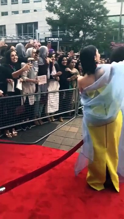 Hania Amir Take Selfie WIth Fans In Toronto  Red Carpet  Hum Awards