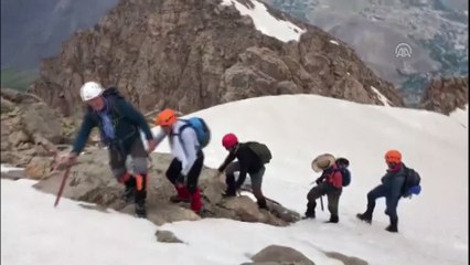 Tải video: Terörden arındırılan dağlarda zirve tırmanışı - HAKKARİ