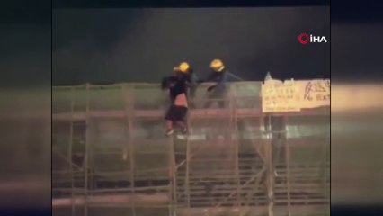 - Hong Kong’da Pankart Asarken Ölen Göstericinin Düşme Anı