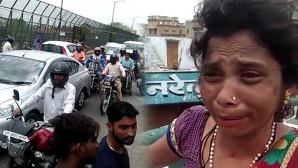 VIDEO: नशे में टल्ली महिला बीच सड़क पर लेट गई, देर तक करती रही हंगामा