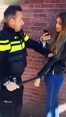 Un policier a beaucoup de mal à gérer une fille qui résiste à son arrestation