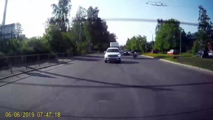 Un motard percuté par une voiture sur un passage piéton