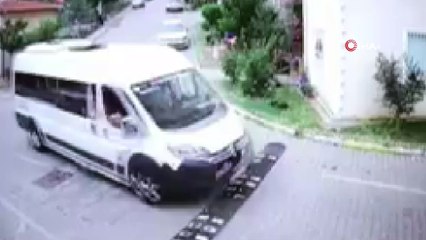 Servis şoförünün yavru kediyi ezme anları kamerada