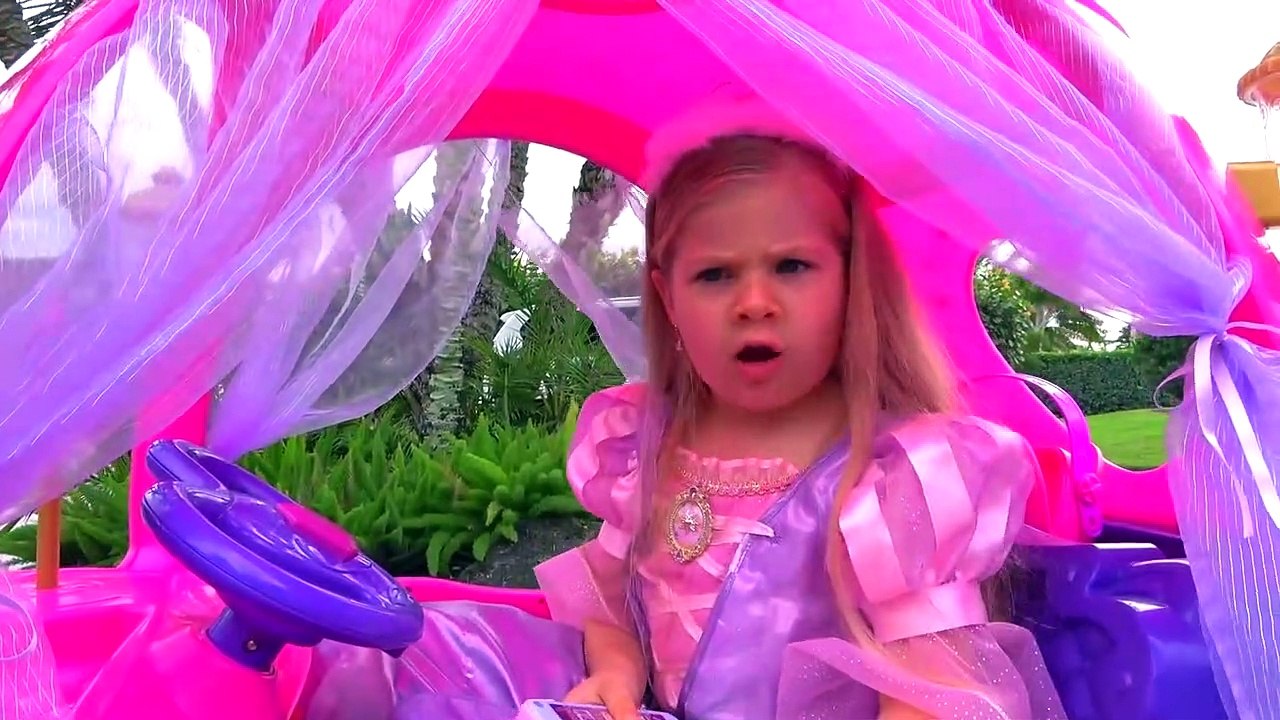 ديانا سئمت من الروضة، وتريد أن تصبح أميرة! - ديانا تعود من روضة الأطفال. الطفل مستاء ، إنها سئمت الفصول. ديانا تريد أن تكون أميرة. كانت ترتدي الفستان وتذهب لشراء الألعاب. ولكن ، على الطريق ، تحدث مشاكل في عربة الأميرة. شقيق روما يأتي لانقاذ في الوقت المنا