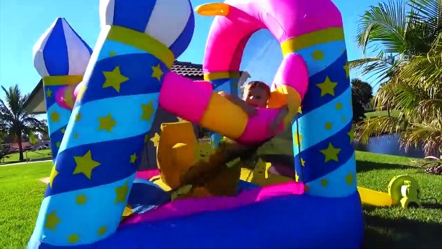 روما وديانا يلعبان في الخارج. قاما بنصب ترامبولين وقررا أن يلعبا عليها. على الرغم من ذلك، روما بدأ باللعب في دوره، ولم يسمح للديانا باللعب! ذهبت تشكو إلى والدها، لكن الوالد كان نائمًا. لذلك قامت ديانا بطلب ترامبولين جديدة، على ألا تسمح لروما بمشاركتها فيه