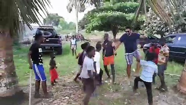 Ce touriste danse joyeusement le Dabkeh avec un groupe d'enfants. Admirez !