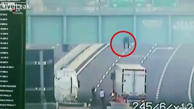 Monté sur son camion il sauve un ado coincé sur le rebord d'un pont !