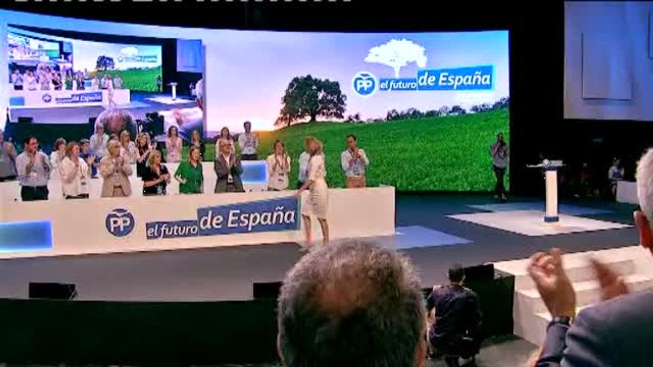 Casado, en pie para aplaudir a Cospedal cuando sube al estrado, mientras Sáenz de Santamaría permanece sentada