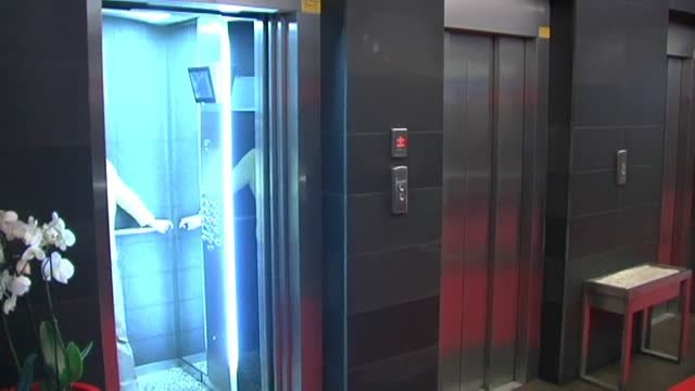 El cadáver encontrado en el ascensor del Hospital de La Paz sigue siendo un misterio