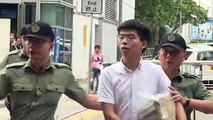 Joshua Wong deixa a prisão e se une a protestos
