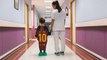 Cet hôpital redonne le sourire aux enfants patients en remplaçant leur blouse par des maillots de football