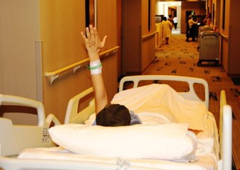 Berfin heyecanla beklediği ameliyata el sallayarak girdi